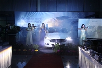  新蒙迪歐在優(yōu)雅的小提琴中從背景出來(lái)