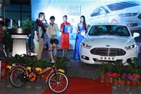 ? 現(xiàn)場(chǎng)給嘉賓頒獎(jiǎng)