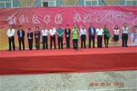 馮莊小學(xué)生幫各單位領(lǐng)導(dǎo)系上了紅領(lǐng)巾