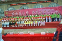 活動結(jié)束后參會領(lǐng)導(dǎo)與學(xué)校學(xué)生演員合影留念